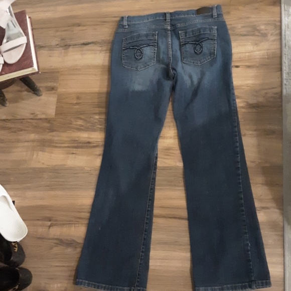 BCBG Paris Women's Jeans. - Picture 6 of 8